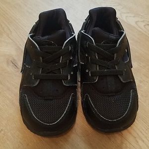 Black toddler size 7 Nike Huaraches
